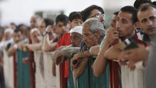 في 22 أيار / مايو 2018، تظهر صورة الملف هذه الفلسطينيين الذين ينتظرون عبور الحدود بين غزة ومصر إلى الجانب المصري عند معبر رفح. (AP Photo / Adel Hana، File)