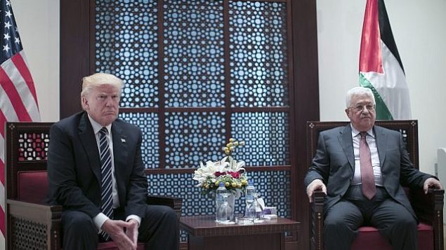 رئيس السلطة الفلسطينية، محمود عباس، على اليمين، يلتقي بالرئيس الأمريكي دونالد ترامب في مدينة بيت لحم بالضفة الغربية يوم 23 مايو 2017. (Fadi Arouri, Xinhua Pool via AP)