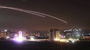 صورة توضيحية: انطلاق صواريخ بينما تقصف صواريح اسرائيلية مواقع دفاع جوي وقواعد عسكرية اخرى في دمشق، سوريا، 10 مايو 2018 (Syrian Central Military Media, via AP)
