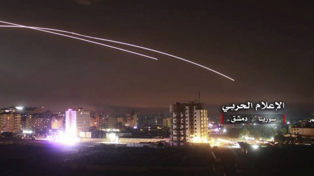 صورة توضيحية: انطلاق صواريخ بينما تقصف صواريح اسرائيلية مواقع دفاع جوي وقواعد عسكرية اخرى في دمشق، سوريا، 10 مايو 2018 (Syrian Central Military Media, via AP)