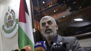 يحيى السنوار، قائد حركة حماس في قطاع غزة، يتحدث مع صحافيين أجانب في مكتبه في مدينة غزة يوم الخميس، 10 مايو، 2018.  (AP Photo/Khalil Hamra)