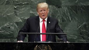 الرئيس الامريكي دونالد ترامب يخاطب الجمعية العامة للأمم المتحدة في نيويورك، 25 سبتمبر 2018 (AP Photo/Richard Drew)