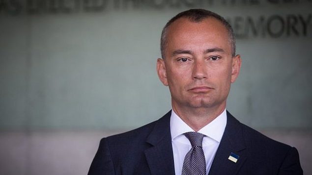 نيكولاي ملادينوف، منسق الأمم المتحدة الخاص لعملية السلام في الشرق الأوسط، في متحف "ياد فاشيم" في 28 أغسطس، 2017. (Yonatan Sindel/Flash90)