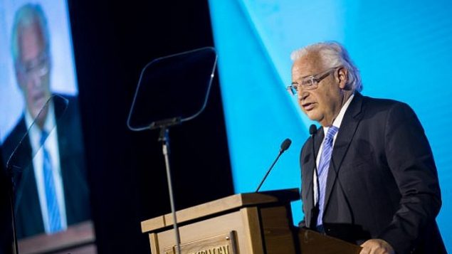السفير الأمريكي لدى إسرائيل، ديفيد فريدمان، خلال كلمة ألقاها في مؤتمر المنتدى العالمي السادس لمكافحة معاداة السامية في قاعة المؤتمرات في القدس،  19 مارس، 2018.  (Yonatan Sindel/Flash90)