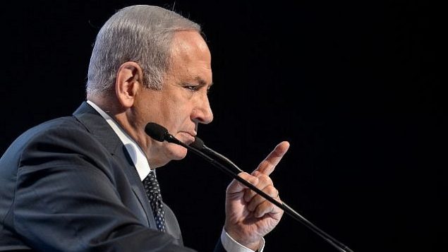 رئيس الوزراء بينيامين نتنياهو يلقي كلمة خلال حفل لرؤساء المجالس المحلية لرفع كأس نخب العيد في إيربورت سيتي، قبيل رأس السنة العبرية، 30 أغسطس، 2018.   (Flash90)