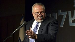 وزير الدفاع أفيغدور ليبرمان يتحدث خلال افتتاح معرض الجيش الإسرائيلي في تل أبيب، في 20 سبتمبر 2018. (Yossi Zeliger/Flash90)