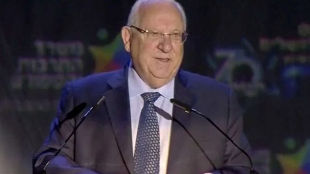 الرئيس رؤوفن رفلين يتحدث خلال الاحتفال الرسمي بمناسبة يوم القدس في تلة الذخيرة في القدس، 13 مايو 2018 (Screen capture: Ynet)