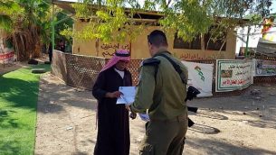 يقوم مسؤول في الإدارة المدنية بتسليم إشعار بشأن الهدم الوشيك للخان الأحمر إلى أحد سكانها في 23 سبتمبر 2018. (الإدارة المدنية)