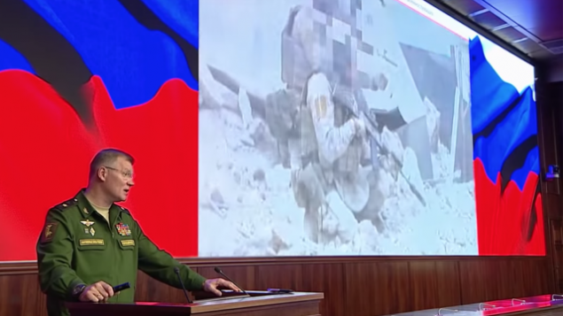 الناطق باسم وزارة الدفاع الروسي الميجر جنرال إيغور كوناشينكوف خلال مؤتمر صحفي حول إسقاط طائرة ’إيل-20’ العسكرية السورية فوق الأراضي السورية، في 23 سبتمبر، 2018.  (Screen capture: Russia Today)