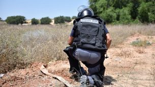 خبير متفجرات من الشرطة يفكك قنبلة تط اطلاقها بواسطة بالونات وسقطت داخل بلدة كيريات جت في جنوب اسرائيل، 14 سبتمبر 2018 (Israel Police)
