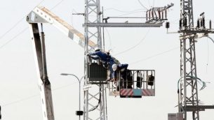 صورة توضيحية لأسلاك الشبكة الكهربائية.  ( Roni Schutzer/Flash 90)