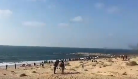 فلسطينيون يتظاهرون في شاطئ بشمال غزة، 10 سبتمبر 2018 (Screenshot: Twitter video) فلسطينيون يتظاهرون في شاطئ بشمال غزة، 10 سبتمبر 2018 (Screenshot: Twitter video)