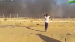 لقطة شاشة من مقطع فيديو يظهر فتى فلسطيني (16 عاما) يتعرض لإطلاق النار في الوقت الذي كانت يديه مرفوعتين في الهواء، 8 سبتمبر، 2018.  (Screenshot)