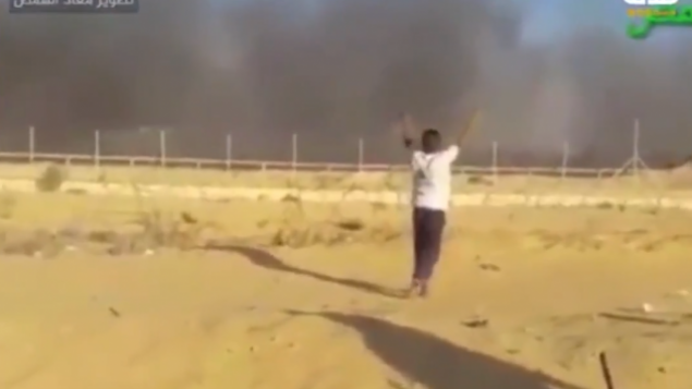لقطة شاشة من مقطع فيديو يظهر فتى فلسطيني (16 عاما) يتعرض لإطلاق النار في الوقت الذي كانت يديه مرفوعتين في الهواء، 8 سبتمبر، 2018.  (Screenshot)