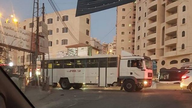 حافلة عسكرية إسرائيلية تدخل عن طريق الخطأ مخيم قلنديا شمال القدس في وسط الضفة الغربية، 16 سبتمبر، 2018. (Twitter)