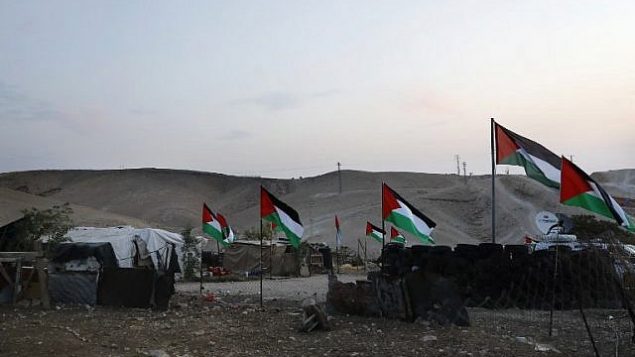 قرية الخان الأحمر الفلسطينية الواقعة شرقي القدس في الضفة الغربية مزينة بالأعلام الفلسطينية، 2 أكتوبر، 2018., (AFP PHOTO / AHMAD GHARABLI)
