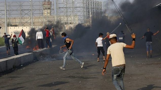 فلسطينيون يتظاهرون عند معبر إيريز بين اسرائيل وشمال قطاع غزة، 3 اكتوبر 2018 (AFP/Said Khatib)
