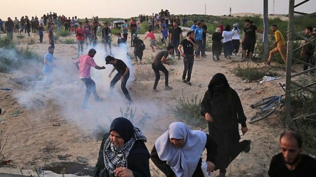 متظاهرون فلسطينيون بين الغاز المسيل للدموع عند معبر إيريز بين اسرائيل وشمال قطاع غزة، 3 اكتوبر 2018 (AFP/Said Khatib)