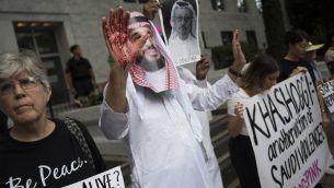 متظاهرا مرتديا قناع بشكل وجه ولي العهد السعودي محمد بن سلمان مع ايدي ملطخة بالدماء، في احتجاج امام السفارة السعودية في واشنطن، مطالبة بالعدالة للصحفي السعودي المفقود جماش خاشقجي، 8 اكتوبر 2018 (Jim Watson/AFP)