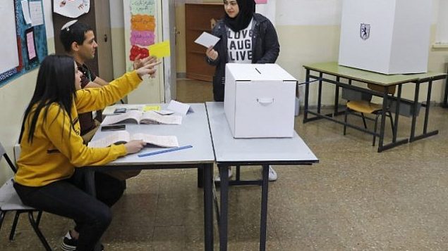 فلسطينية من القدس تستعد للإدلاء بصوتها خلال الإنتخابات المحلية في 30 أكتوبر، 2018، في شعفاط، القدس الشرقية. (AHMAD GHARABLI / AFP)