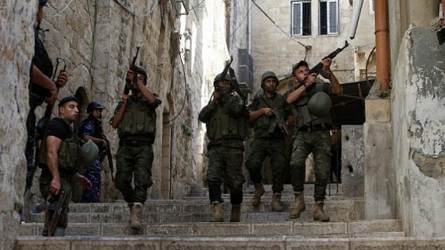 توضيحية: قوى الأمن الفلسطينية تقوم بدورية في مدينة نابلس في الضفة الغربية في 19 أغسطس، 2016، في خضم مواجهات.  (AFP Photo/Jaafar Ashtiyeh)