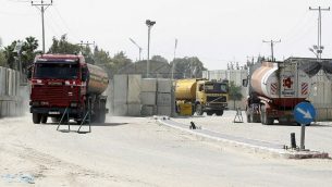 شاحنات محملة بالوقود لقطاع غزة تدخل عبر معبر ’كرم أبو سالم’ بين إسرائيل وجنوب قطاع غزة في 16 مارس، 2014. (AFP Photo/Said Khatib)