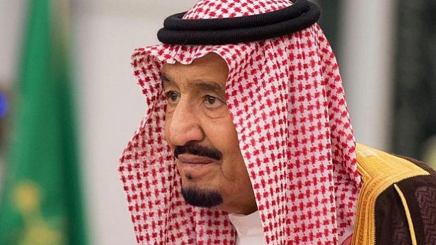 في هذه الصورة التي قدمتها وكالة الأنباء السعودية، يحضر الملك سلمان مراسم أداء اليمين في الرياض، المملكة العربية السعودية، يوم 6 نوفمبر ، 2017. (Saudi Press Agency, via AP)