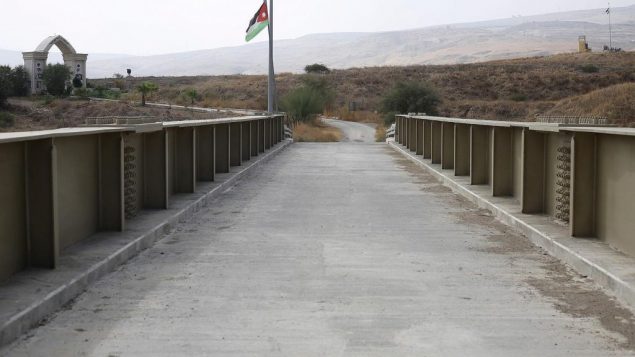 عبم الاردن عند جسر يصل بين اسرائيل والاردن في غور الاردن، بمنطقة الباقورة، او نهارايم بالعبرية، 22 اكتوبر 2018 (AP Photo/Ariel Schalit)
