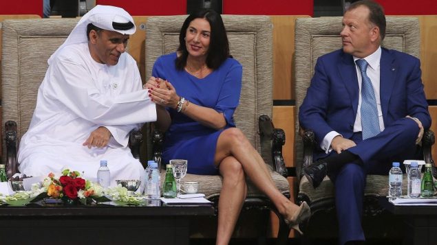 وزيرة الثقافة والرياضة ميري ريغف تصافح محمد بن ثعلوب الدرعي، رئيس مجلس اتحاد الجودو والمصارعة الاماراتي، بعد فوز لاعب اسرائيلي على ميداليا برونزية خلال مباريات ’غراند سلام’ للجودو في أبو ظبي، 27 اكتوبر 2018 (AP/Kamran Jebreili)