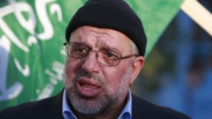 الشيخ حسن يوسف يتحدث مع الصحافة بد اطلاق سراحه من الاعتقال الإسرائيلية، في مدينة رام الله في الضفة الغربية، 19 يناير 2014 (Majdi Mohammad/AP)