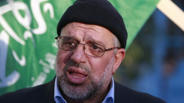 الشيخ حسن يوسف يتحدث مع الصحافة بد اطلاق سراحه من الاعتقال الإسرائيلية، في مدينة رام الله في الضفة الغربية، 19 يناير 2014 (Majdi Mohammad/AP)
