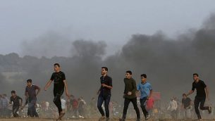 متظاهرون بالقرب من الحدود مع قطاع غزة مع إسرائيل شرقي خان يونس، جنوب قطاع غزة، الجمعة، 19 أكتوبر، 2018. (AP Photo/Adel Hana)