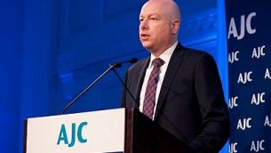 مبعوث الرئيس الأمريكي إلى الشرق الأوسط، جيسون غرينبلات، يلقي كلمة في مأدبة غداء الربيع التي ينظمها  ’مجلس القيادة النسائية’ التابع للجنة اليهودية الأمريكية في 24 أبريل، 2018 في نيويورك.  (Courtesy / Ellen Dubin Photography)