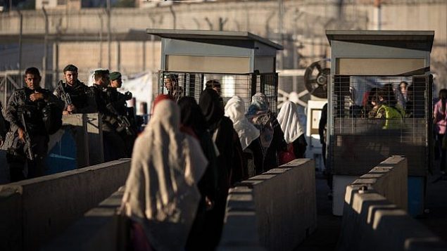 نساء فلسطينيات في حاجز قلنديا خارج مدينة رام الله في الضفة الغربية، 23 يونيو، 2017. (Hadas Parush/Flash90)