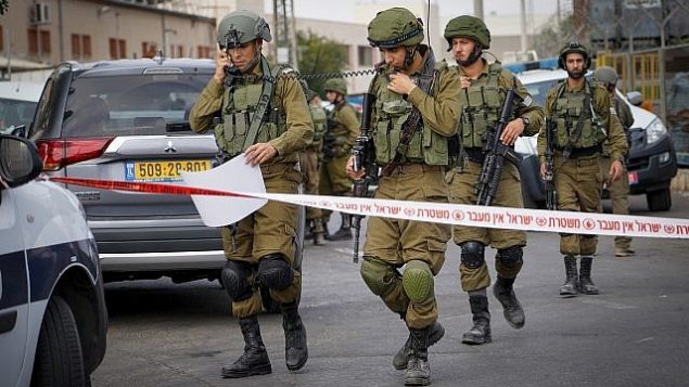 قوات الأمن في ساحة هجوم اطلاق نار في مجمع باركان الصناعي في شمال الضفة الغربية، 7 اكتوبر 2018 (Flash90)