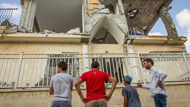 الأضرار التي لحقت بمنزل في أعقاب إصابته بصاروخ أُطلق من قطاع غزة، في مدينة بئر السبع، جنوب إسرائيل، 17 اكتوبر 2018 (Flash90)
