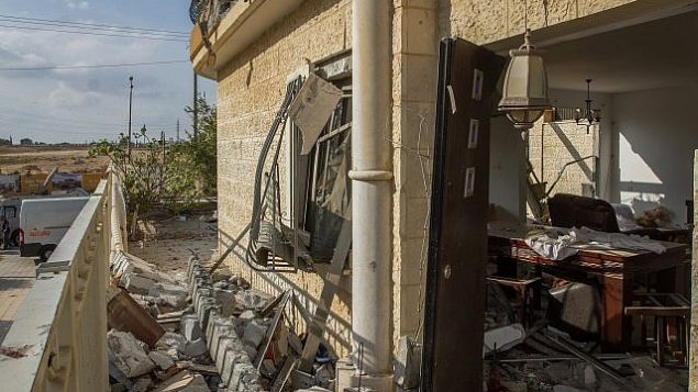 الأضرار التي لحقت بمنزل في أعقاب إصابته بصاروخ أُطلق من قطاع غزة، في مدينة بئر السبع، جنوب إسرائيل، 17 اكتوبر 2018 (Flash90)