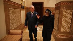 رئيس الوزراء بنيامين نتانياهو يتحدث مع السلطان قابوس بن سعيد آل سعيدي في عمان في 26 أكتوبر 2018 (Courtesy)