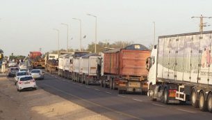 شاحنات ومركبات في انتظار الدخول إلى غزة عبر معير كيرم شالوم، 29 أكتوبر، 2018.  (Im Tirtzu)