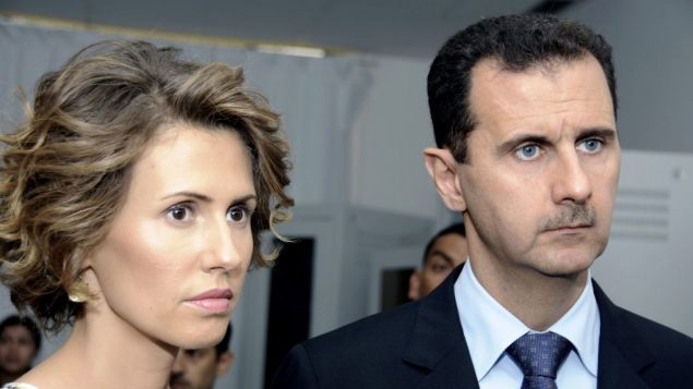 الرئيس السوري بشار الاسد وزوجته، اسماء الاسد، يوليو 2010 (AP/Hassene Dridi)