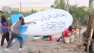 فلسطينيون يستعدون لإطلاق ’منطاد’ حارق من غزة باتجاه اسرائيل، 13 اكتوبر 2018 (screen capture: Twitter)