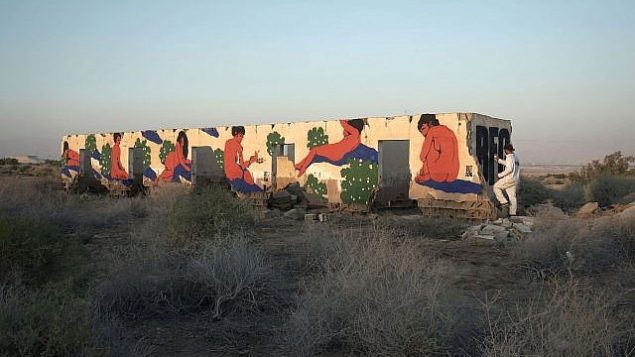 عمل في البحر الميت من رسم تانت، قنان من حيفا سوف رسم جدارية كبيرة لمهرجان "جدران" الذي سيقام فيحيفا في اكتوبر 2018 (Courtesy Tant)