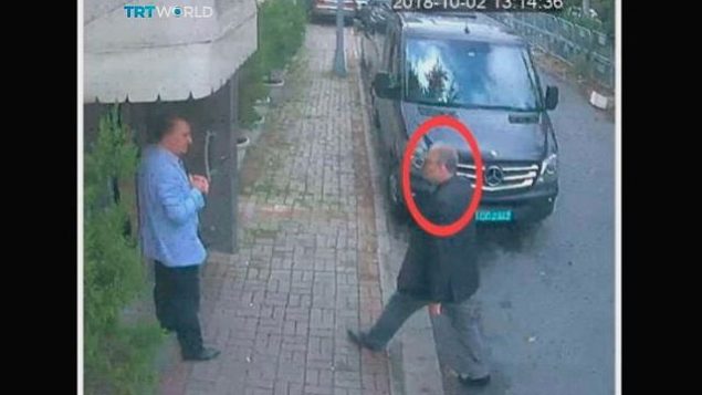 تظهر هذه الصورة المأخوذة من فيديو CCTV الصحفي السعودي جمال خاشقجي يدخل القنصلية السعودية في اسطنبول، يوم الثلاثاء، 2 أكتوبر، 2018. (CCTV/TRT World via AP)