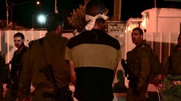 جنود اسرائيليون يعتقلون مشتبه به بطعن جندي احتياط امام قاعدة عسكرية اسرائيلية في شمال الضفة الغربية، 12 اكتوبر 2018 (Nasser Ishtayeh/Flash90) جنود اسرائيليون يعتقلون مشتبه به بطعن جندي احتياط امام قاعدة عسكرية اسرائيلية في شمال الضفة الغربية، 12 اكتوبر 2018 (Nasser Ishtayeh/Flash90)