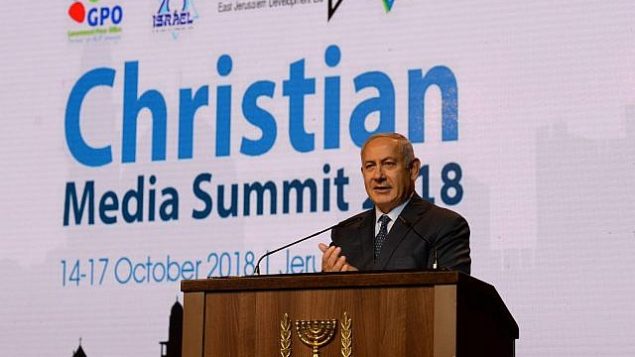 رئيس الوزراء بينيامين نتنياهو يلقي كلمة في القمة السنوية للإعلام المسيحي في القدس، 14 أكتوبر، 2018. (Haim Tzach)