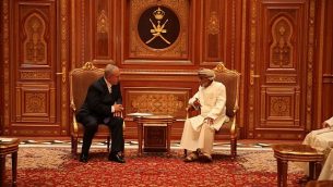 رئيس الوزراء بنيامين نتنياهو (يسار) يتحدث مع السلطان قابوس بن سعيد في عمان في 26 أكتوبر 2018 (Courtesy)