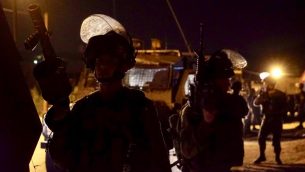 قوات إسرائيلية تشارك في عمليات في قرية الشويكة في شمال الضفة الغربية، بحثا عن مسلح من البلدة قتل إسرائيليين اثنين وأصاب ثالثة، في 8 أكتوبر، 2018 (الجيش الإسرائيلي)