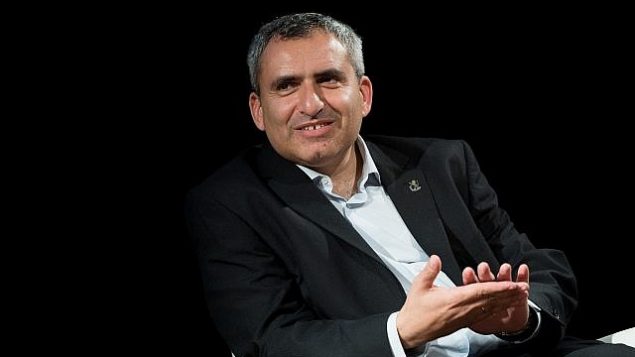 مرشح رئاسة بلدية القدس زئيف الكين يحضر مناظرة بين المرشحين لانتخابات بلدية القدس المقبلة، القدس، 21 أكتوبر، 2018. (Yonatan Sindel / Flash90)