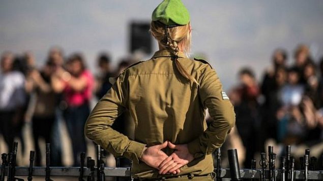 صورة توضيحية لقائدة في الجيش الإسرائيلي في مراسم أداء اليمين للنساء في 18 فبراير / شباط 2015. (وحدة الناطق بلسان الجيش الإسرائيلي / فليكر)
