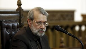 رئيس البرلمان  الإيراني علي لاريجاني خلال مؤتمر صحفي في طهران، 13 مارس 2017 (AP Photo/Ebrahim Noroozi)
